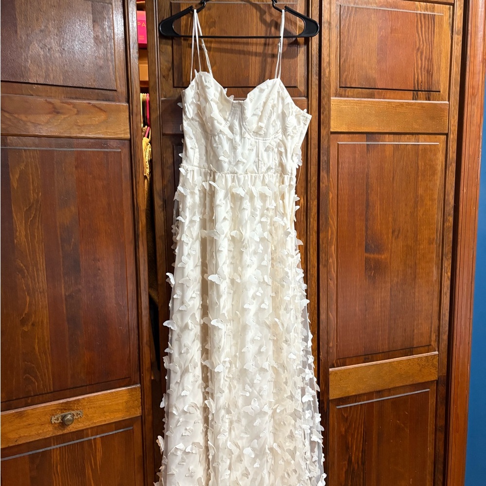 Elegant White Floral Maxi Dress